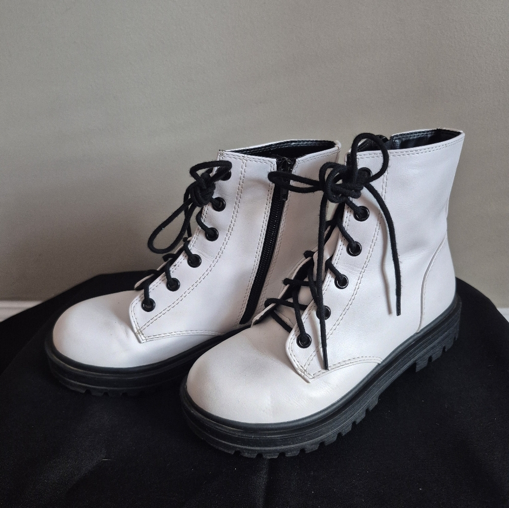 Shoes - Picture 2 of 4